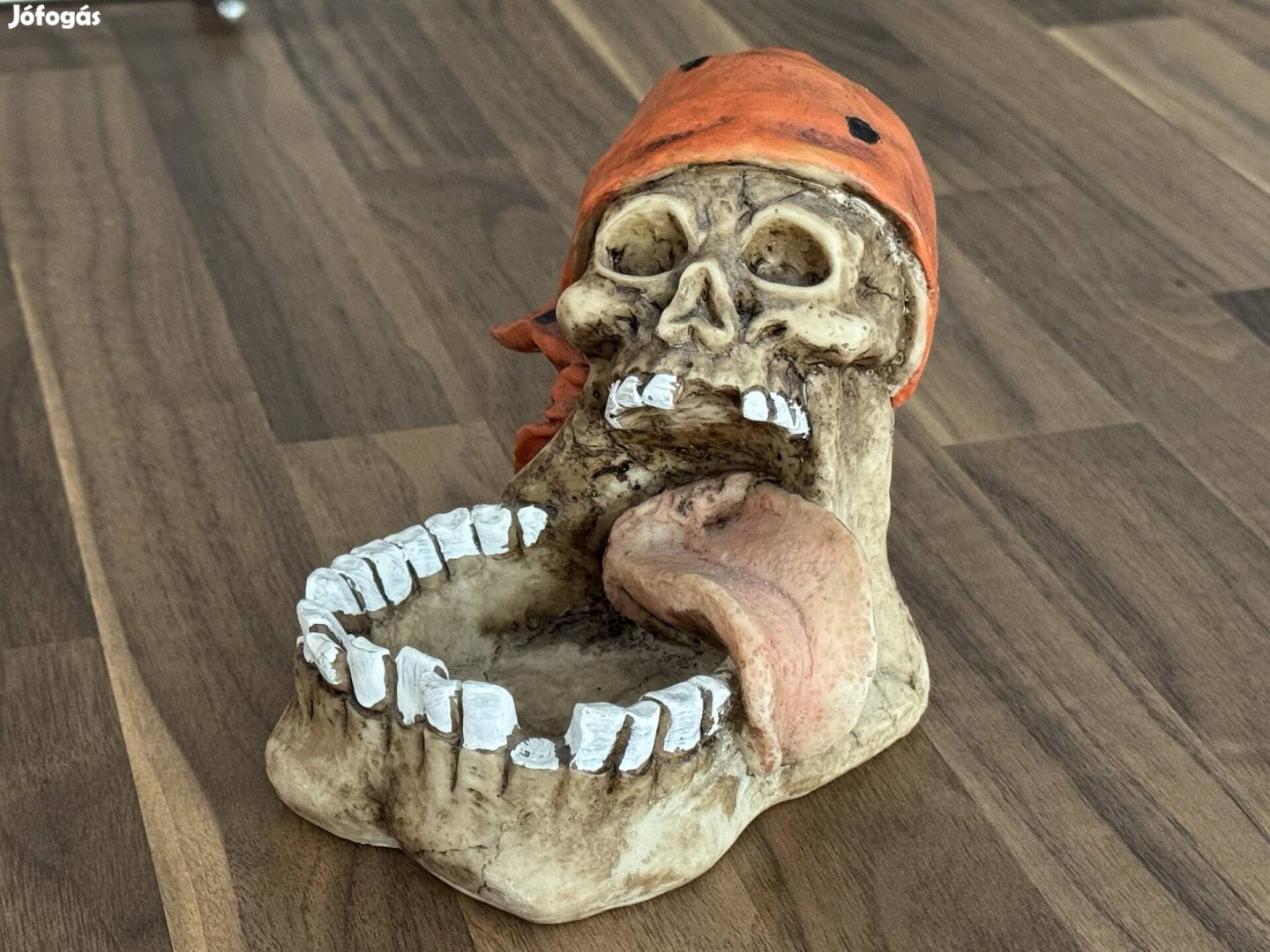 Kalóz koponya kerámia hamutál dísz