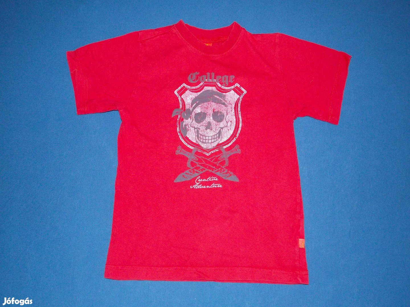 Kalózos, halálfejes póló 128-134-es, 8-9 évesre