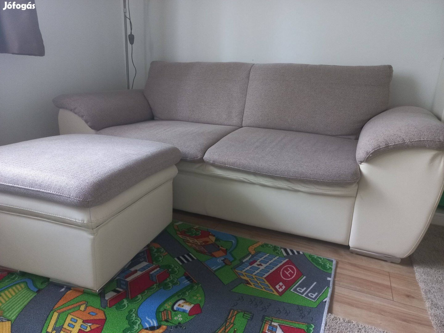 Kanapé 3 személyes ülőgarnitúra lábtartóval
