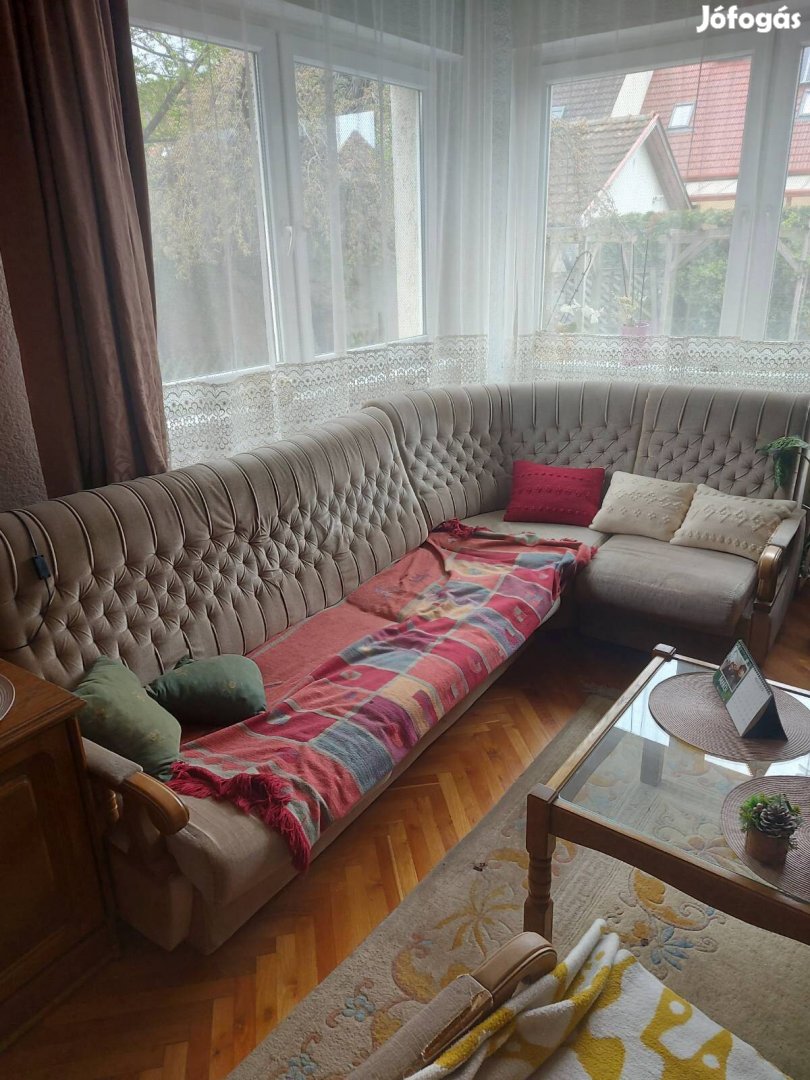 Kanapé ágy, dohányzó asztal, szőnyeg, fotel