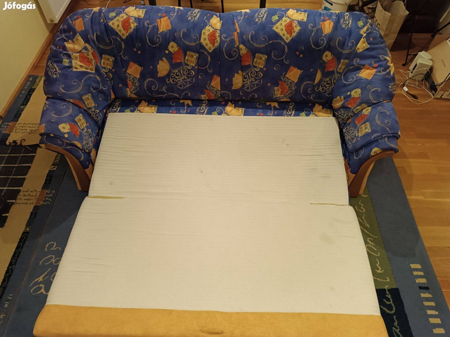 Kanapé ágy eladó. Masszív darab