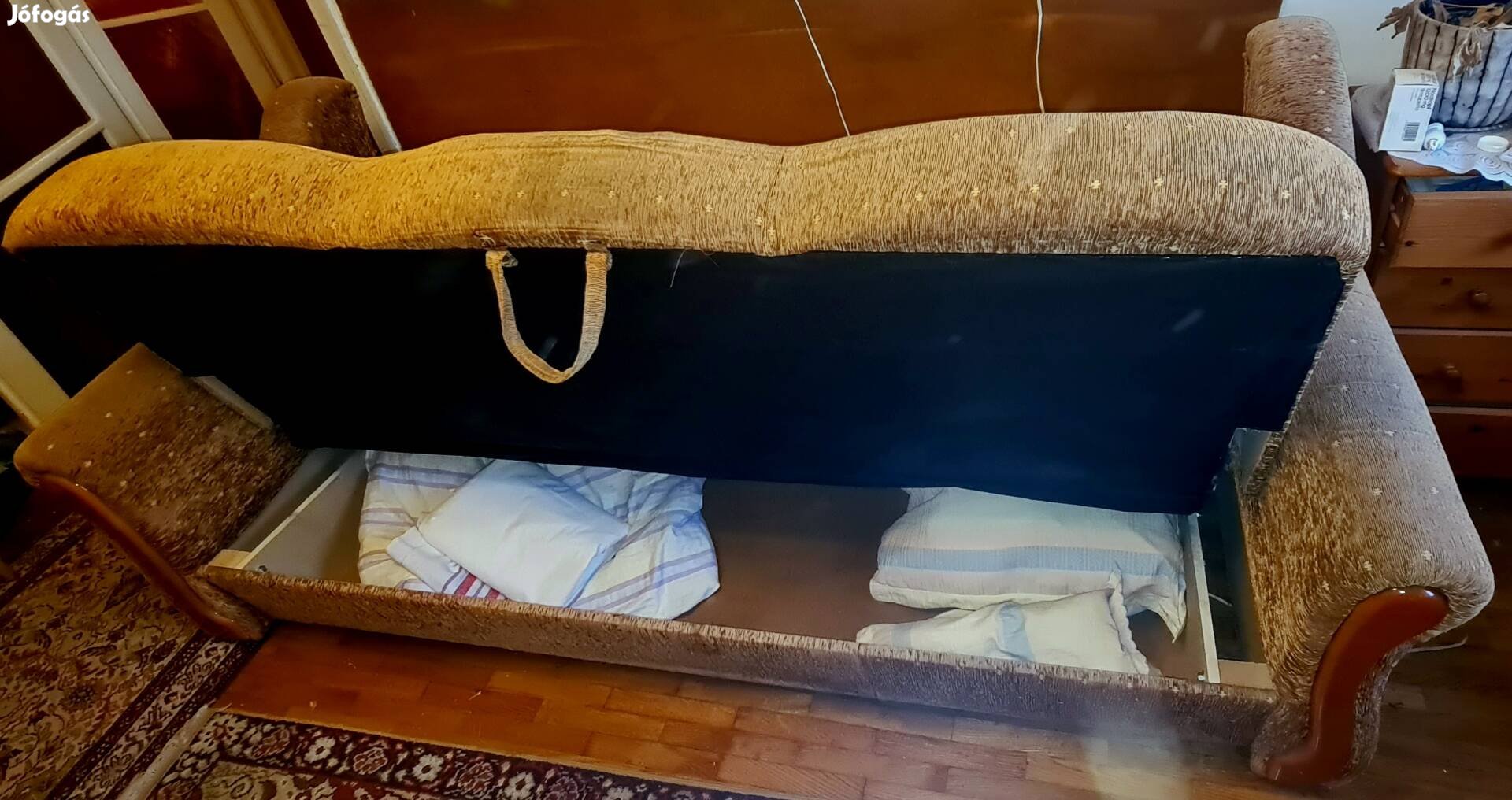 Kanapé ágyazható ágyneműtartóval