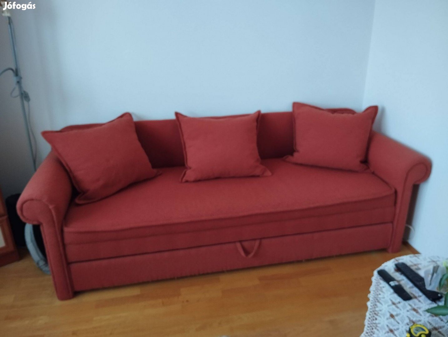 Kanapé,ágyazható,ágyneműtattós.Mérete 220cm széles 80cm sz