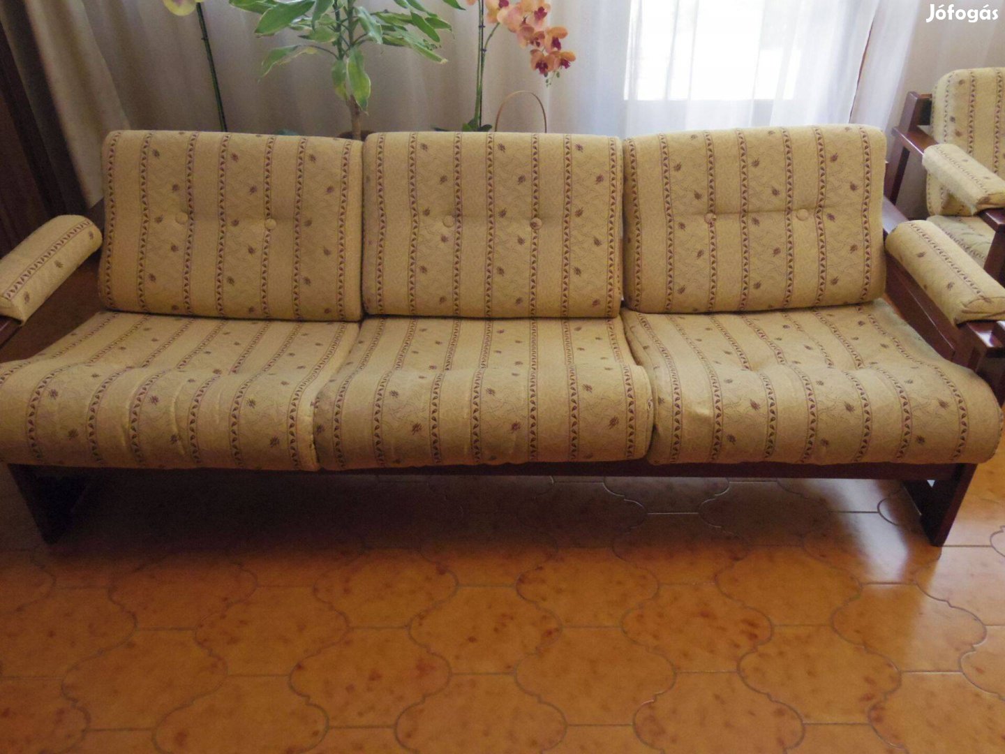 Kanapé és 2 db fotel (barna színű, keményfavázzal)