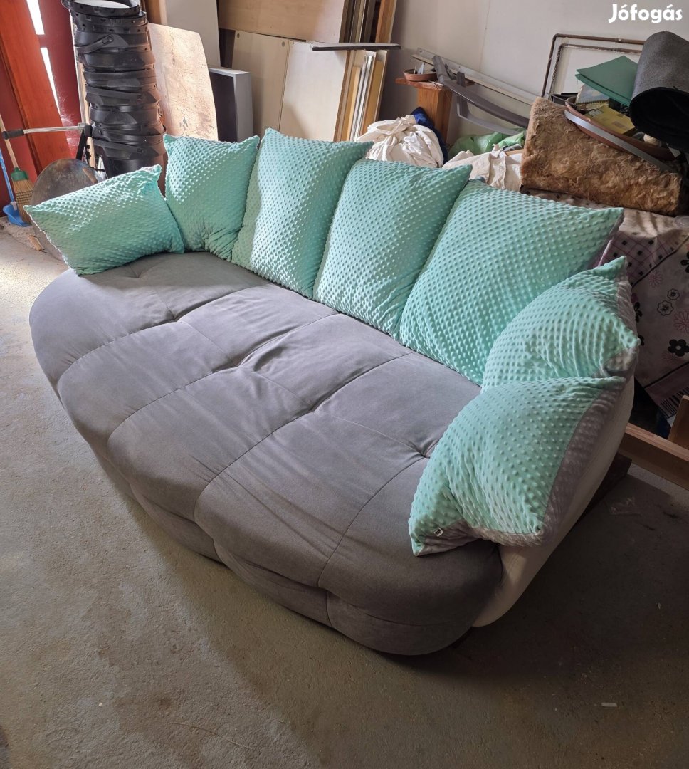 Kanapé nagy méretü!