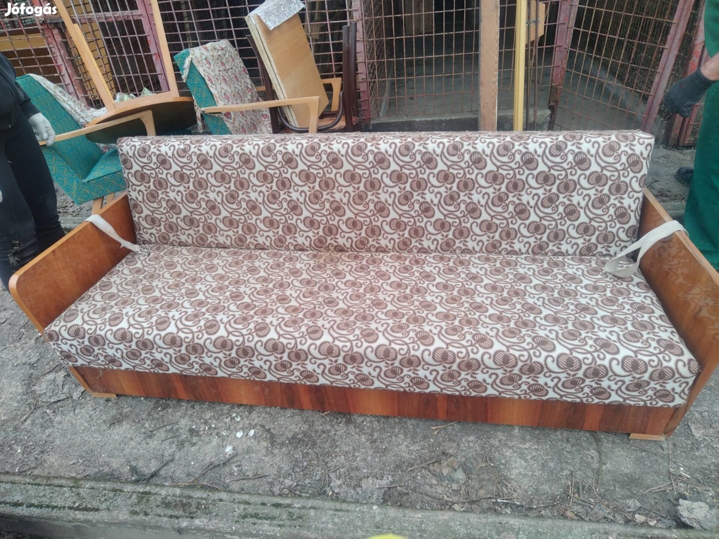 Kanapéágy heverő eladó - masszív fa vázzal