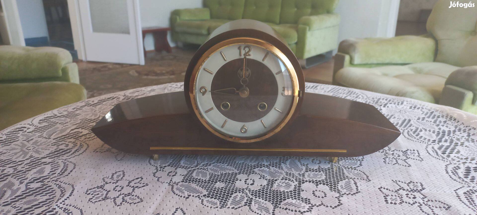 Kandallóóra fából készült