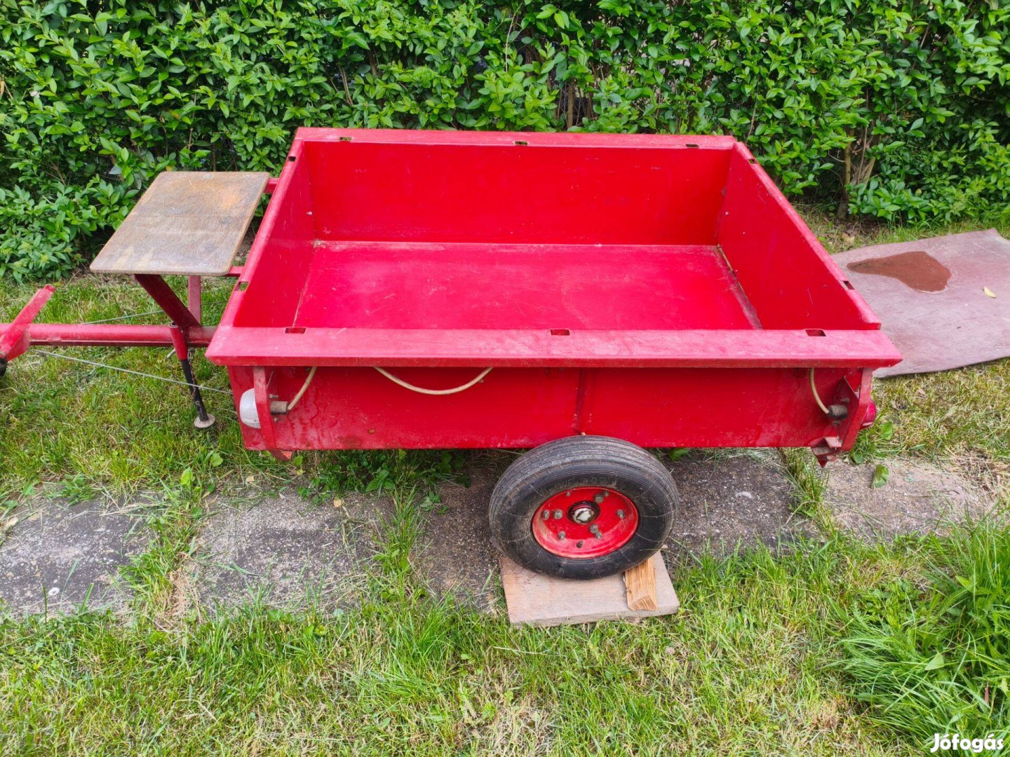 Kapálógép után köthető pótkocsi