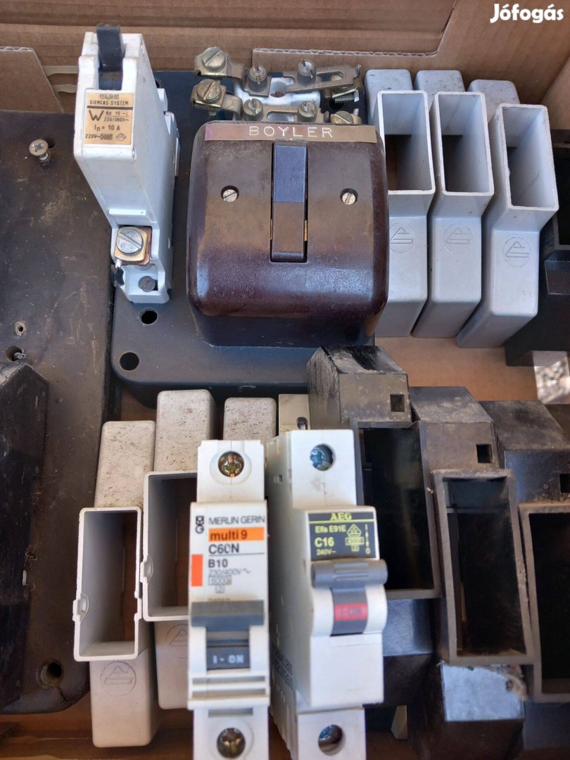 Kapcsoló tábla 3db 10A kismegszakítóval kapcsolóval 2db nullbontóval