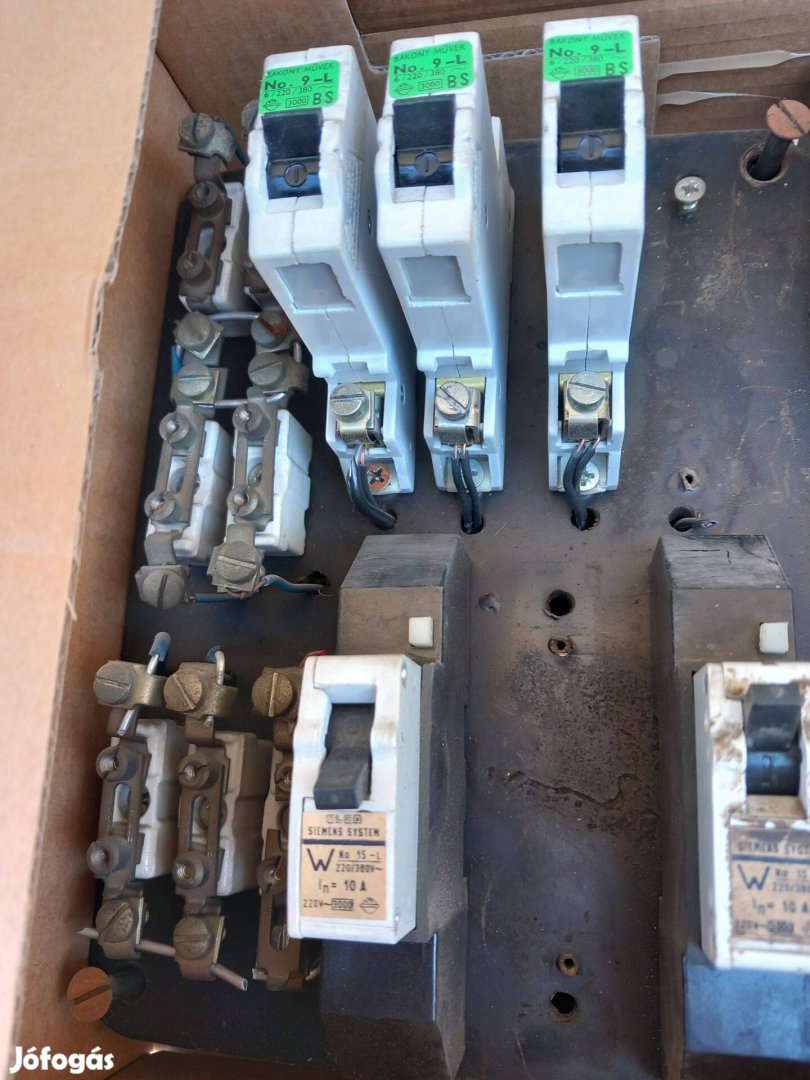 Kapcsoló tábla 5db 10A kismegszakítóval 7db nullbontó