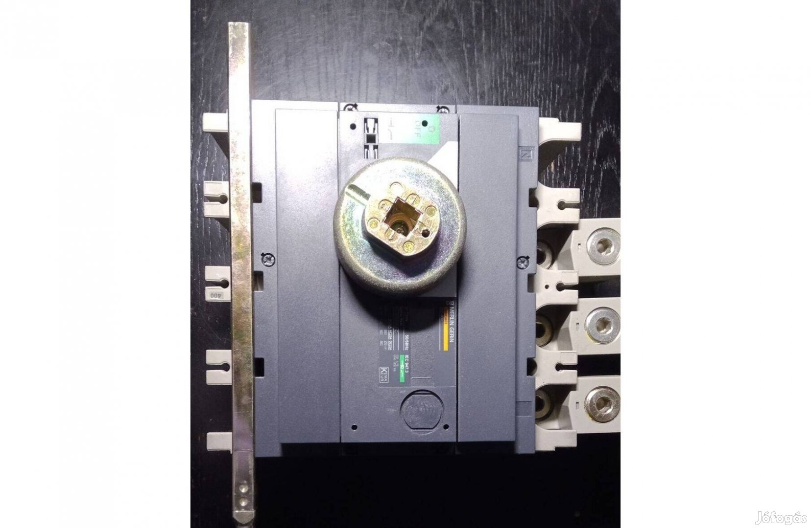 Kapcsolók, biztosítóaljzatok lehetőleg egyben