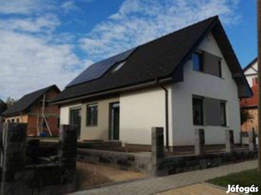 Kápolnásnyék központi részén újszerű családi ház eladó