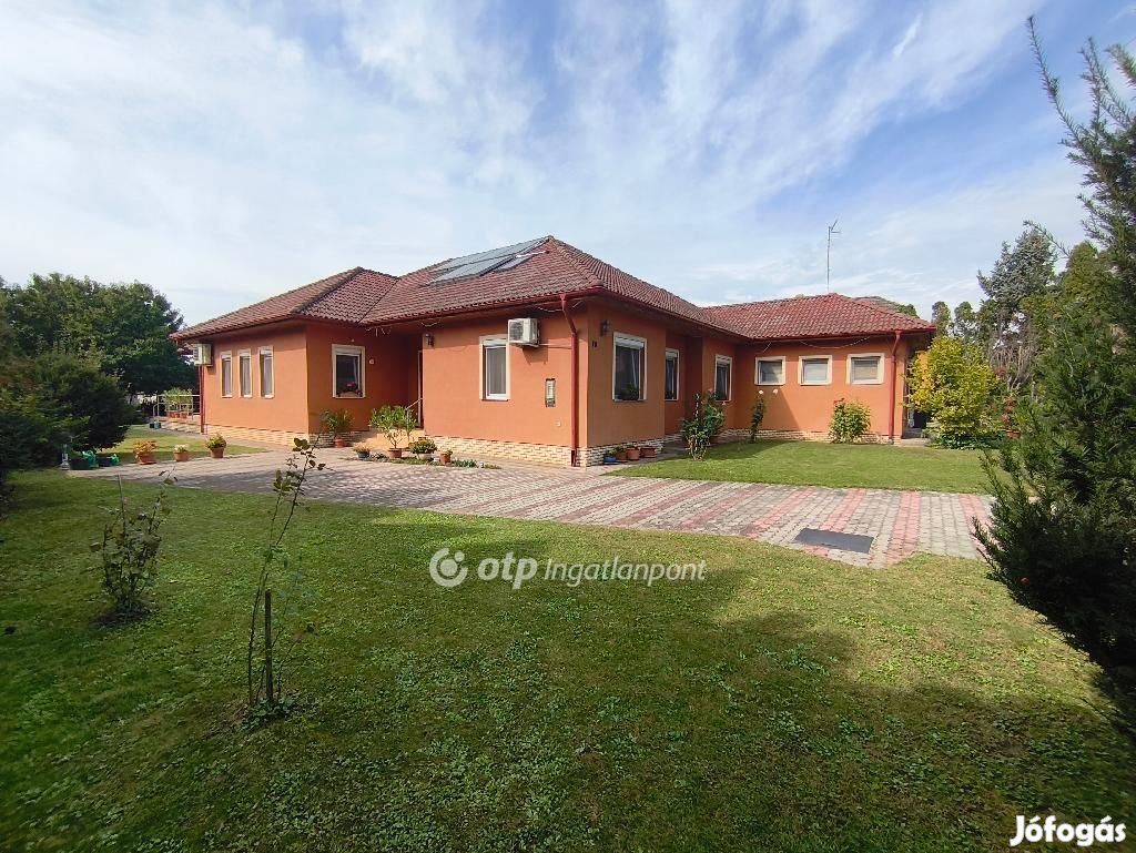 Kápolnásnyéki eladó 220 nm-es ház