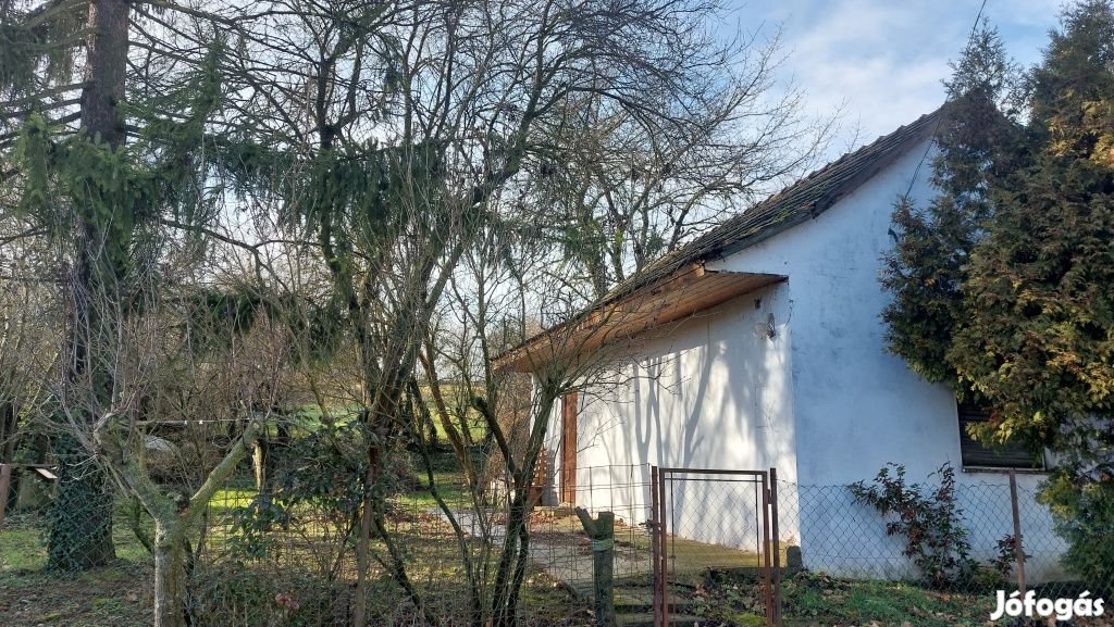 Kapoly, Aszfaltos utca, 40 m2-es, családi ház, 1 szobás, felújítandó