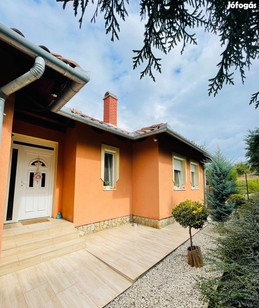 Kaposvár Keceli városrészében mediterrán hangulatú családi ház eladó
