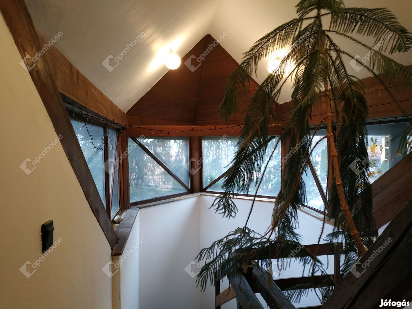 Kaposvár-Tisztviselőtelepen családi ház eladó.