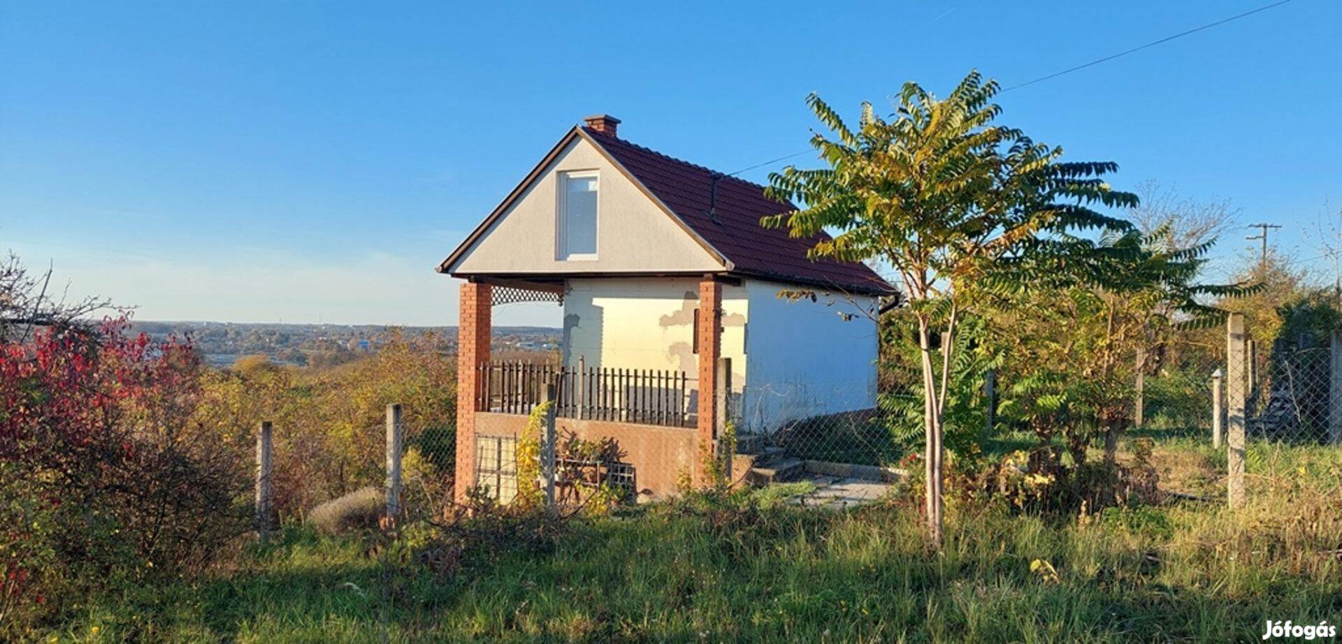 Kaposvár, 3 szintes zártkerti ingatlan, vízzel és