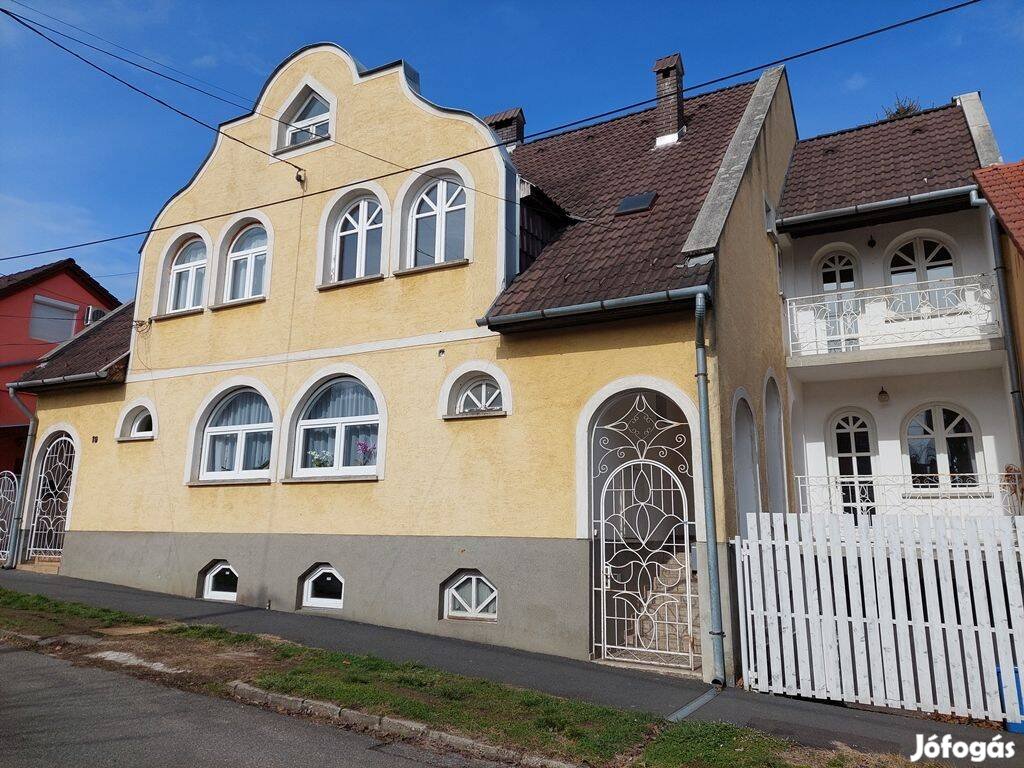 Kaposvár, É-nyugati városrész, nappali + 3 szobás, 2 erkélyes ikerház