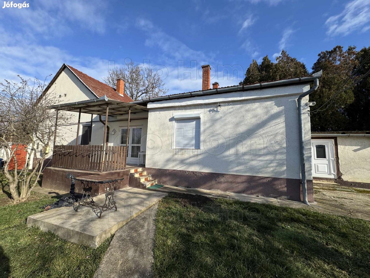 Kaposváron a régi Kisgáti városrészben, egyenes telken