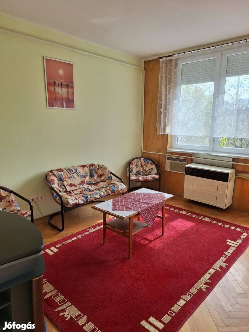 Kaposváron belvárosi bútorozott lakás kiadó