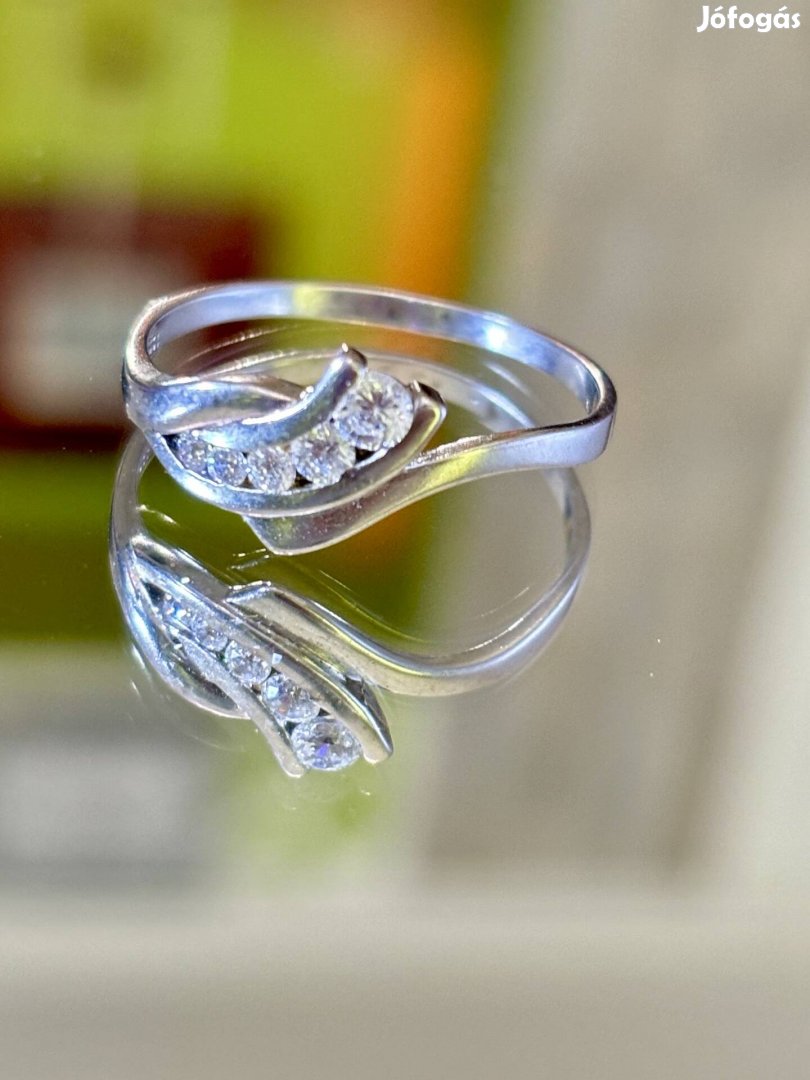 Káprázatos, kecses ezüst gyűrű.