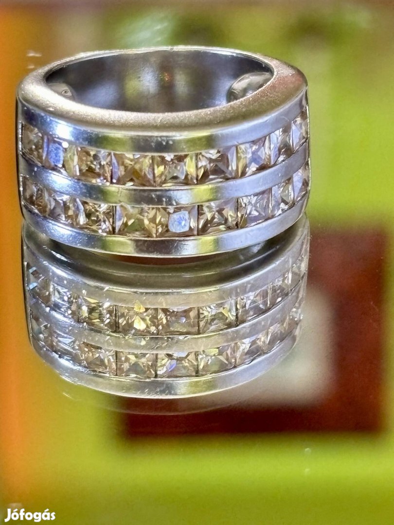 Káprázatos, tömör ezüst gyűrű, pezsgő színű cirkónia kövekkel