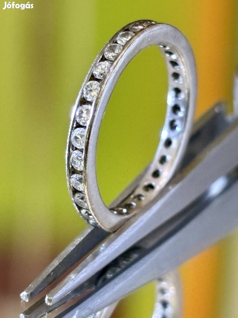 Káprázatos ezüst gyűrű, körbe cirkónia kövekkel