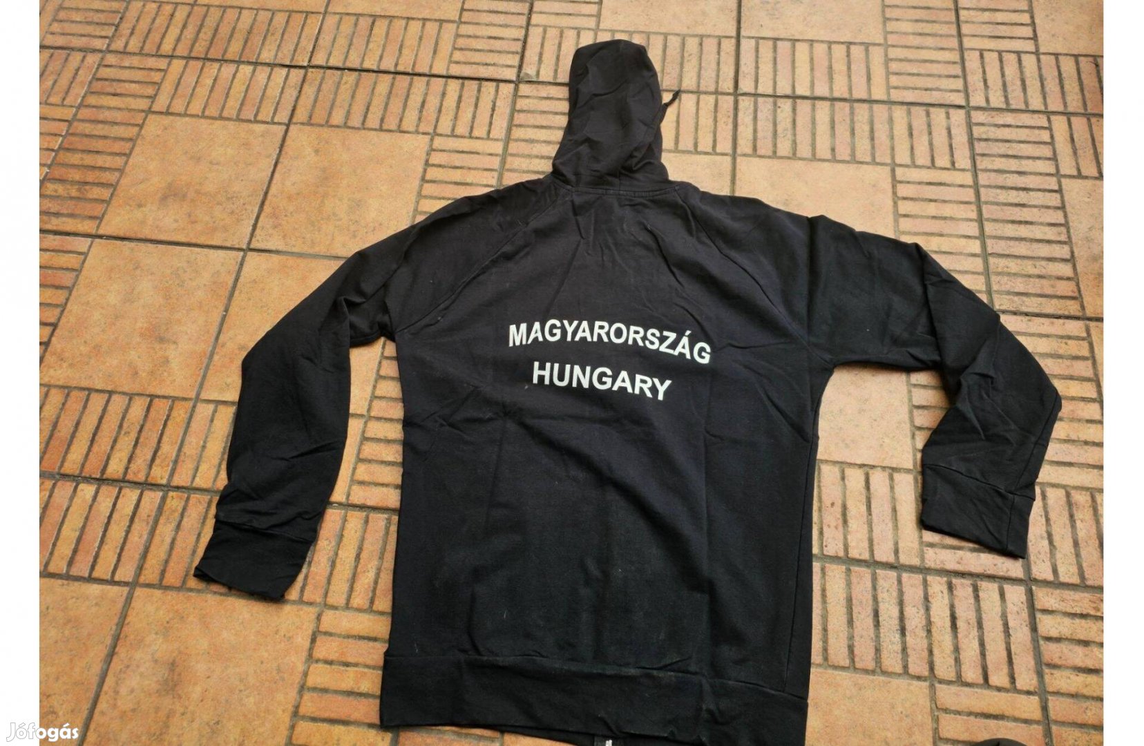 Kapucnis hímzett címeres magyar válogatott pulóver L új