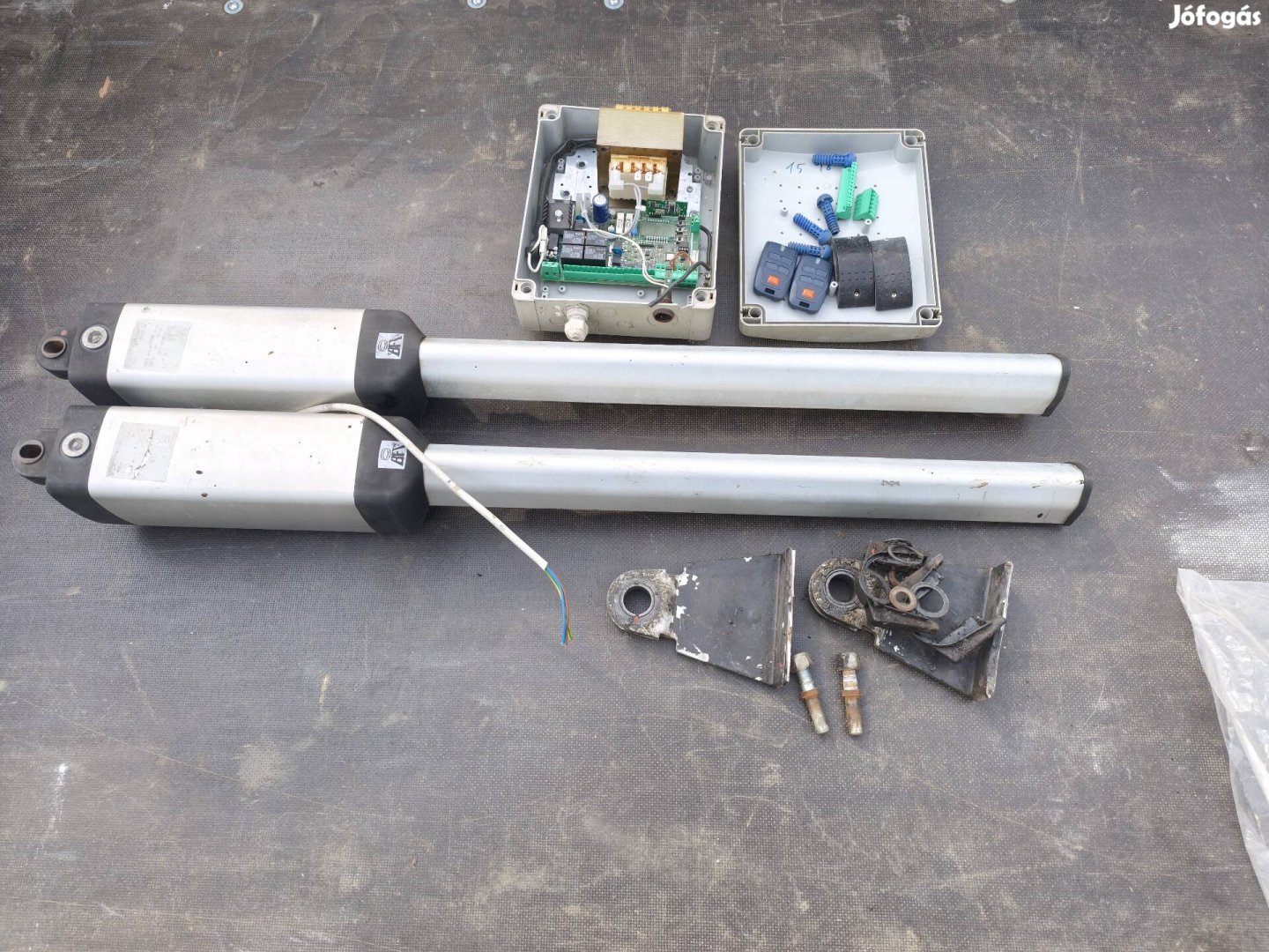 Kapunyitó kétszárnyú kapuhoz.