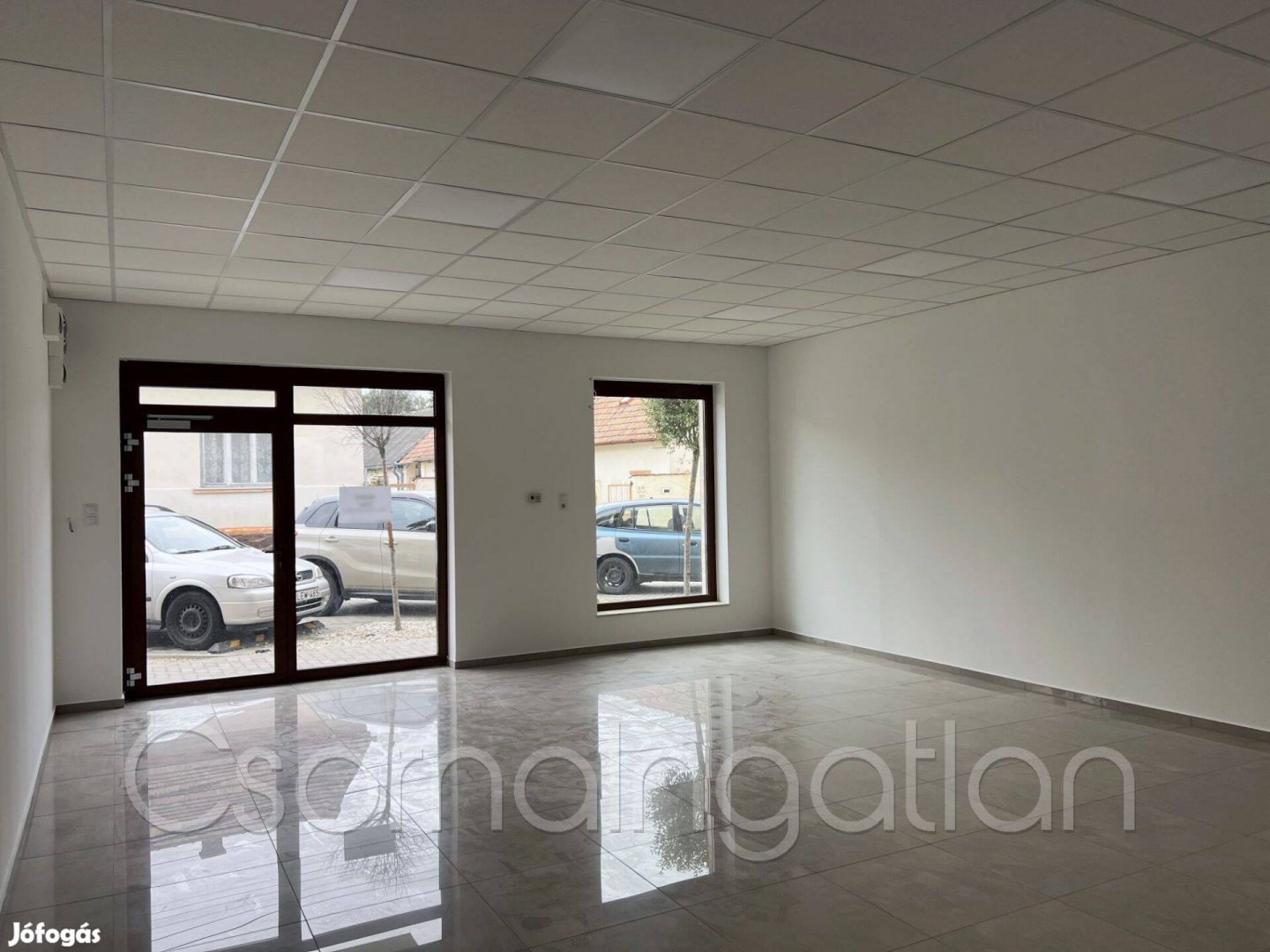 Kapuvár - központban kiadó üzlet iroda