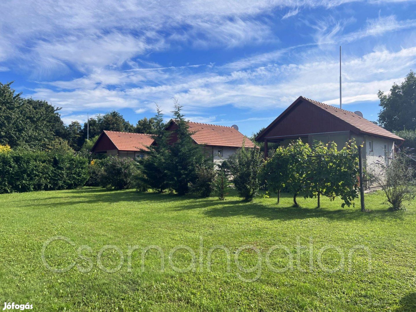 Kapuváron 2 lakrészes ház + apartmanok + nagy telek eladó