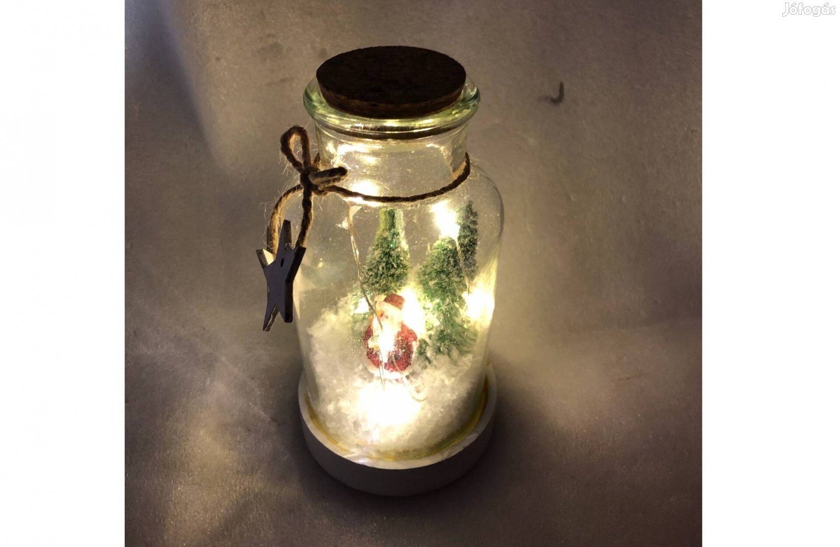 Karácsonyi LED-es hógömb - mikulással fenyőfával
