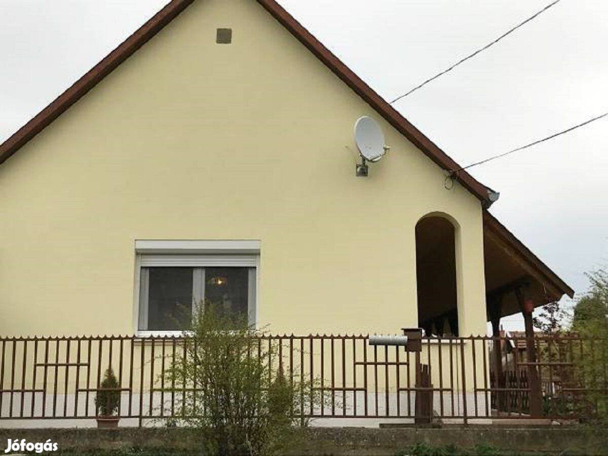 Karádon a Balaton közelében, 70 nm-es, felújított családi ház eladó