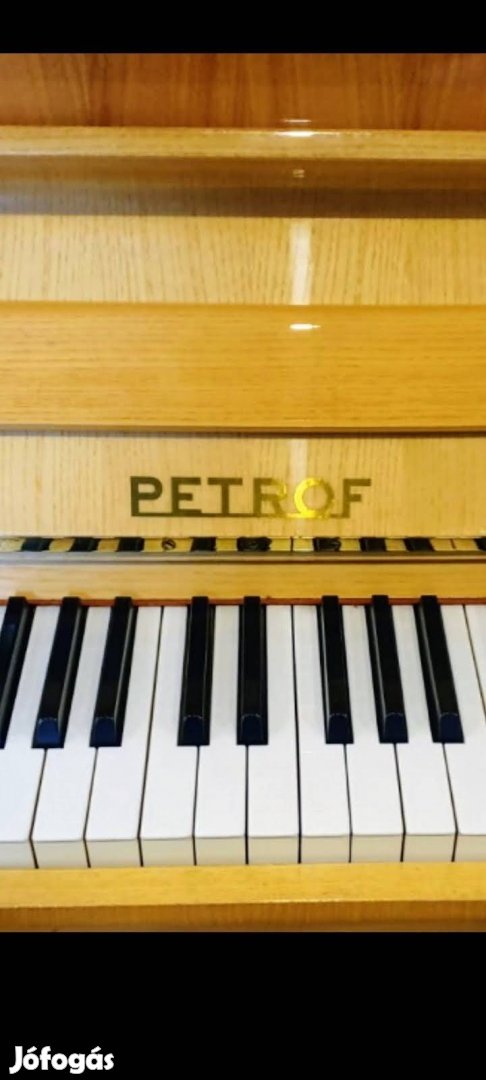 Karakteres hangú Petrof 115 Classic aranyérmes páncéltőkés pianínó