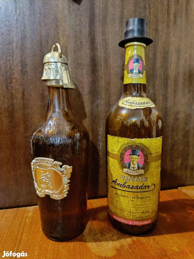 Karcmentes Üres díszített retro üvegek