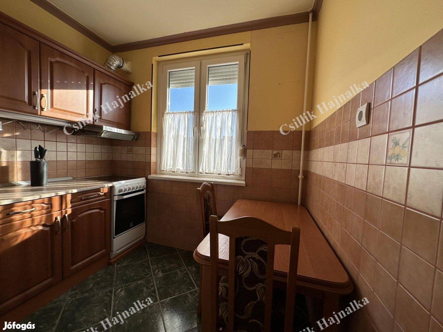 Karczag László utcában 51 m2-es, bútorozott, gépesített lakás