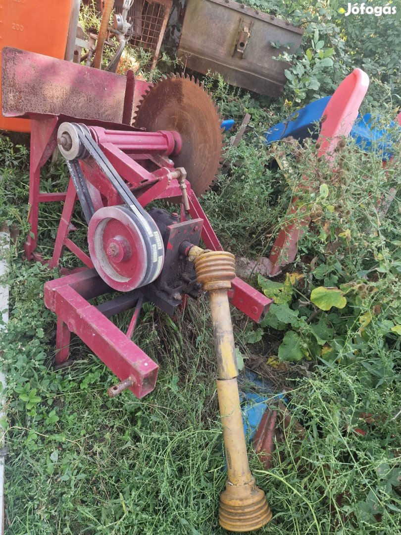 Kardánhajtású billenővájus körfűrész hintafűrész traktorra