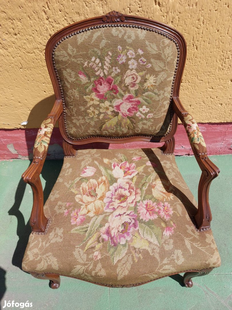Karfás fotel virág mintával.