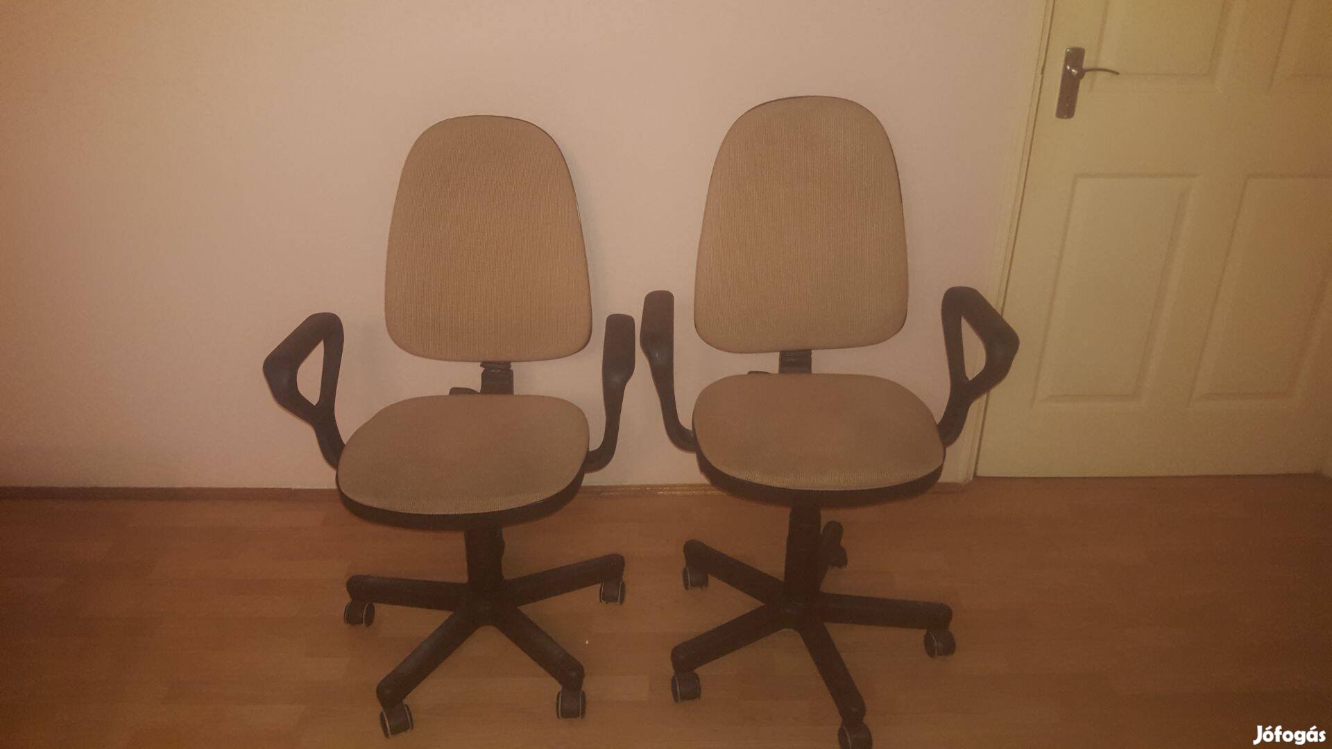 Karfás görgőszék állítható háttámlával és ülésmagassággal. (2db)