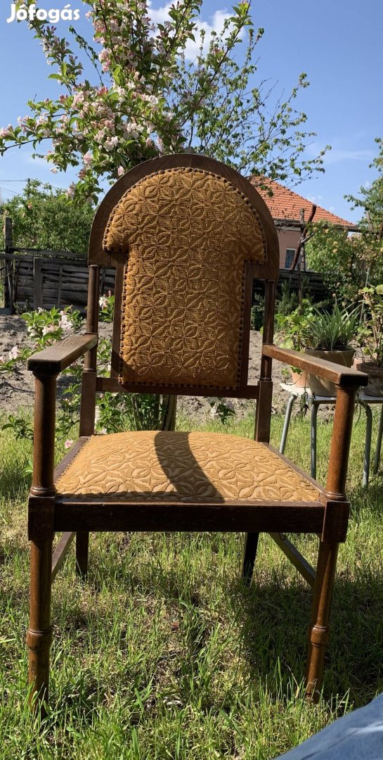 Karfás kárpitos régi szék