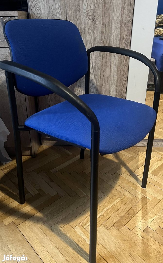 Karfás kék szék