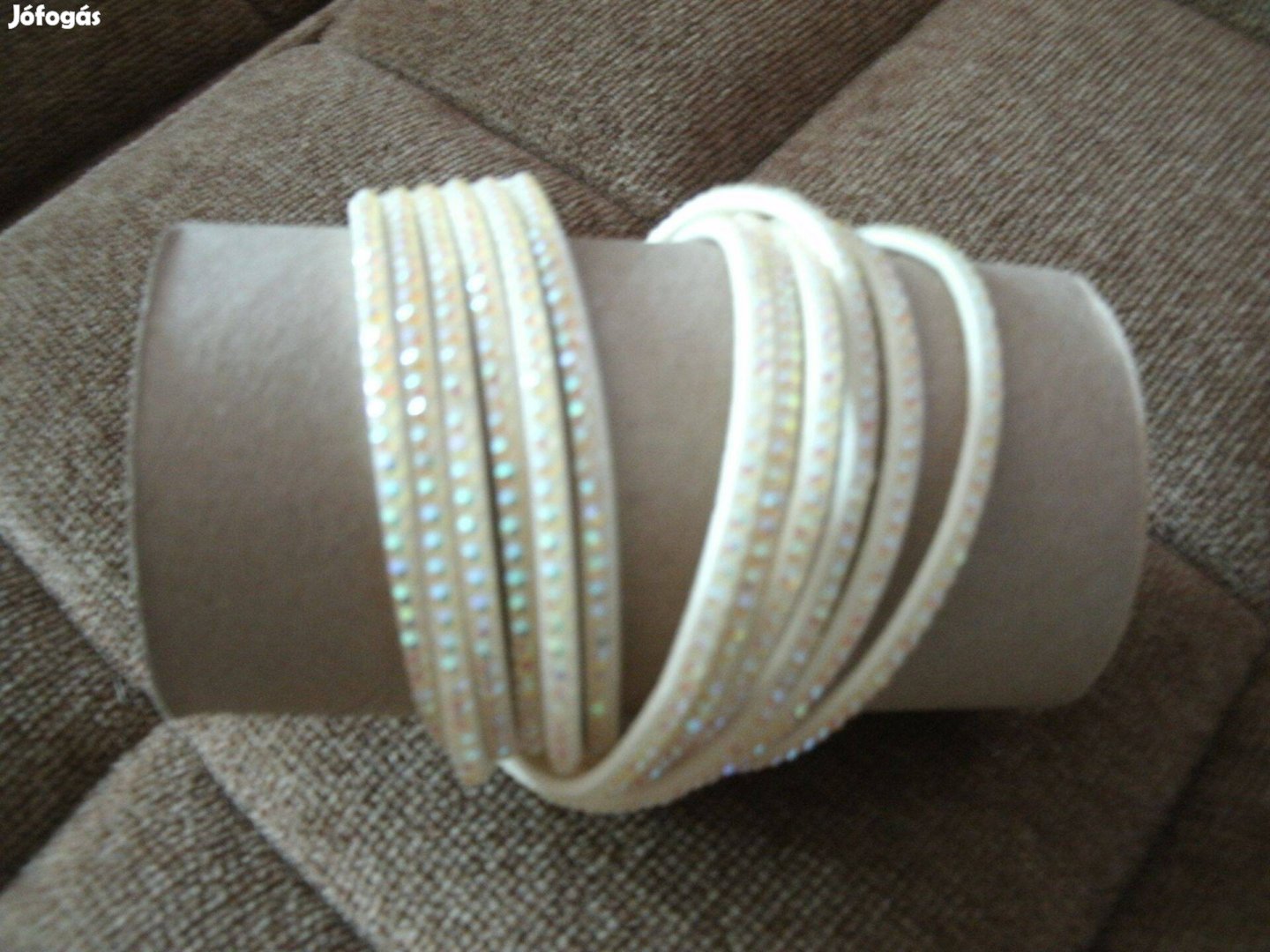 Karkötő Új kristálygyöngyökkel díszített, puha anyagból