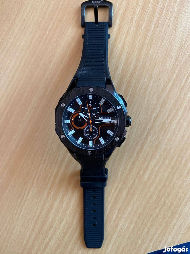 Karóra fekete alkatrésznek állító gomb kijár