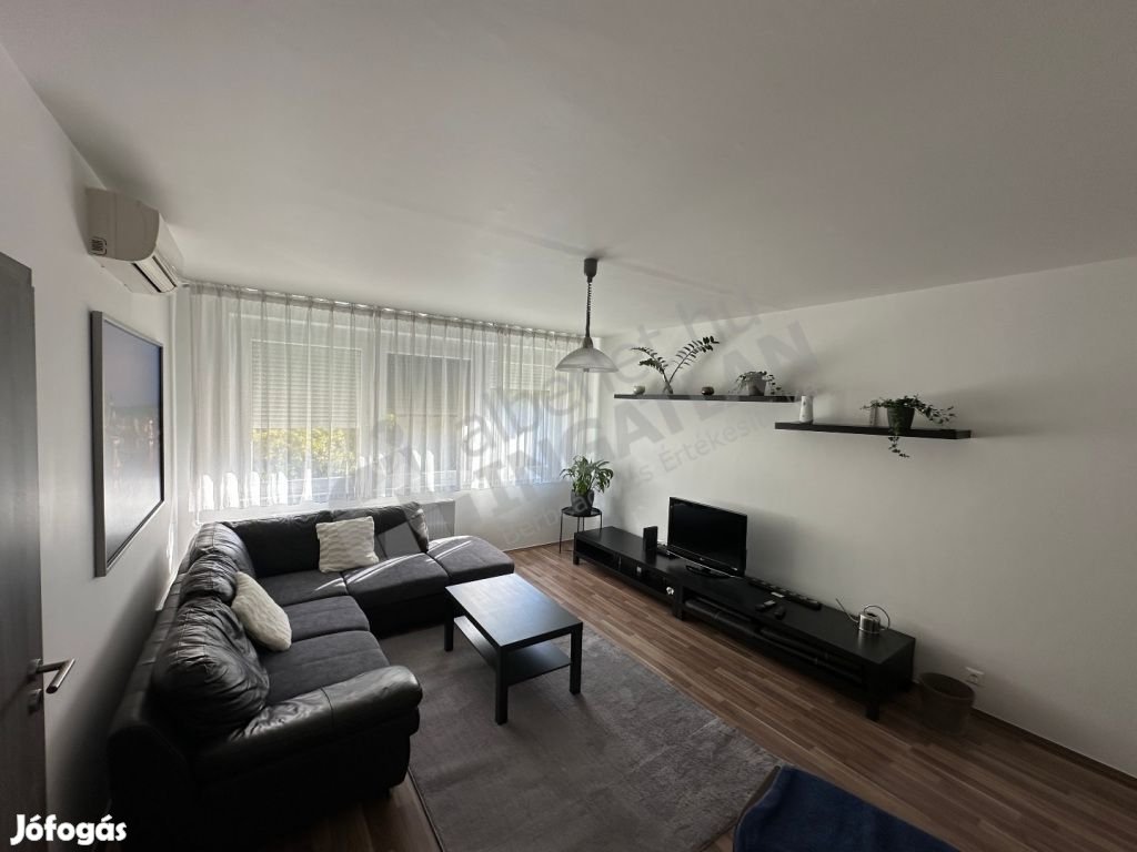 Kárpát utcában felújított, erkélyes panellakás eladó