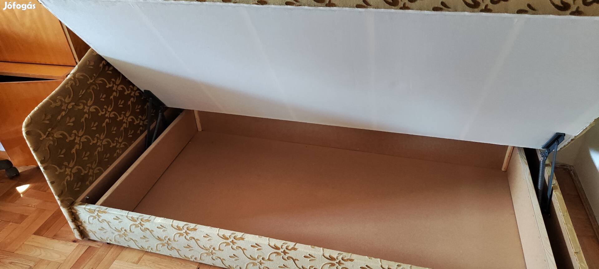 Kárpitos heverő, sosem használt