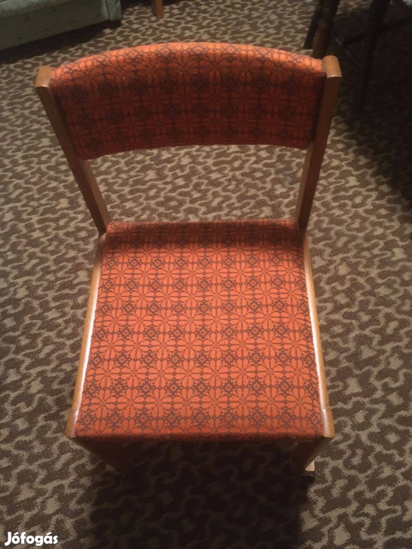 Kárpitozott szék gurulóssá alakítva