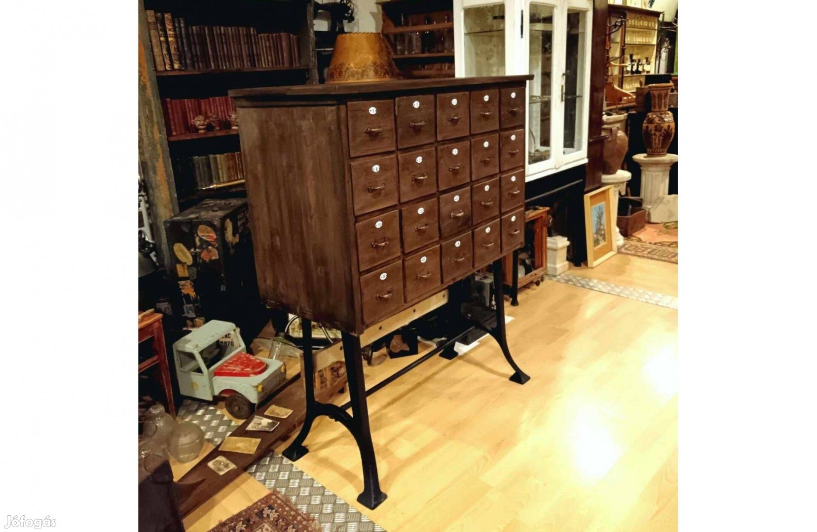 Kartoték szekrény, öntöttvas lábakon, 20. század közepéről, 20 fiókos