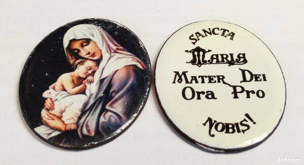 Katolikus ékszer Az anyja mellén alvó kis Jézussal.