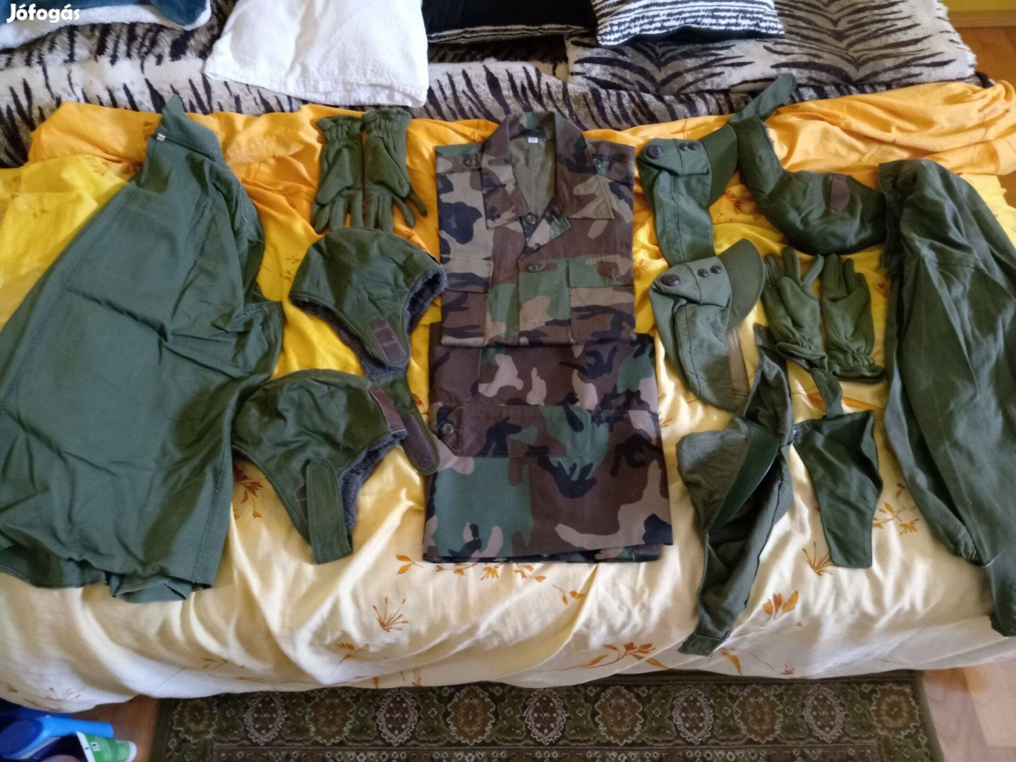 Katona ruhák sapkák csomagban