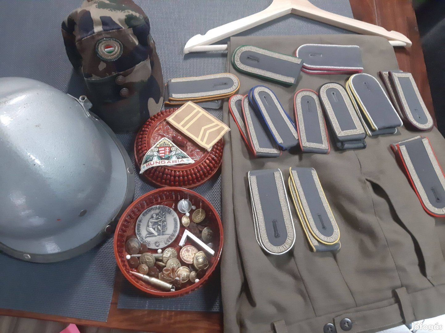 Katonai, cserkész antik tárgyak (sapka, sisak, felvarró, gomb stb)